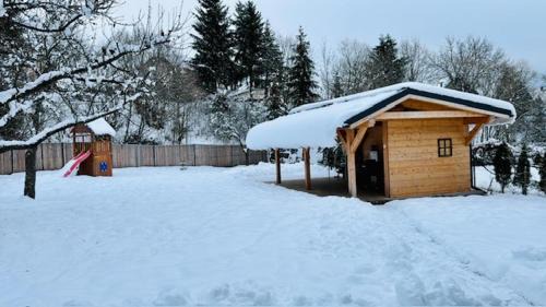 Polomka Villa | Chata Polomka s Jacuzzi - Vidíte deti na dvore z obývačky - Pri potoku - Výhľad na Polomské Očko