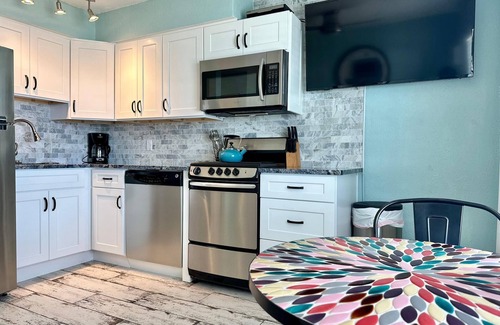 Belleair Beach Condo | Chateau 5W Beachfront Bliss: Stylish Condo in Belleair Beach
