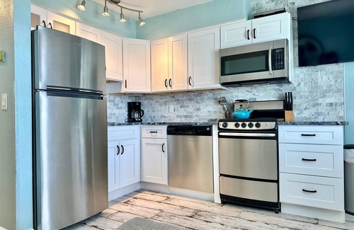 Belleair Beach Condo | Chateau 5W Beachfront Bliss: Stylish Condo in Belleair Beach