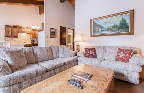 Mammoth Lakes House | Chateau Blanc #13, 3 Bedroom 2 Bath Townhome, Sleeps 8, Close to Free Shuttle!