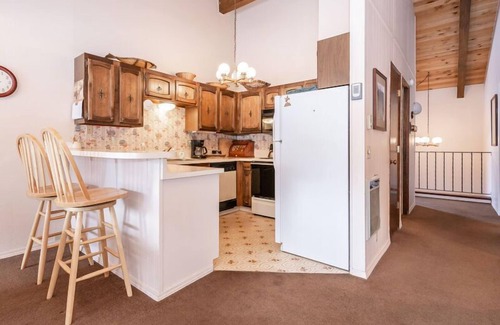 Mammoth Lakes House | Chateau Blanc #13, 3 Bedroom 2 Bath Townhome, Sleeps 8, Close to Free Shuttle!