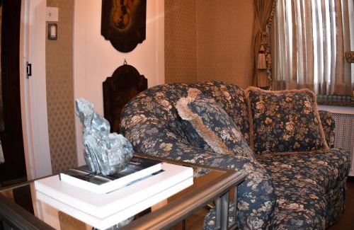 Connellsville Hotel | Chateau Connellsville Victorian Era Suite