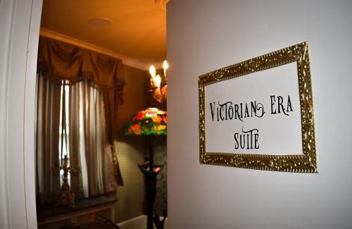 Connellsville Hotel | Chateau Connellsville Victorian Era Suite