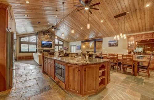 Tahoe Paradise House | Chateau de Navahoe - Luxury - Hot tub - Large yard