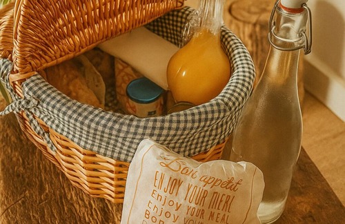 Teloche Bed & Breakfast | Château de Posset: the De Breslay loft, close to the 24 Hours of Le Mans circuit