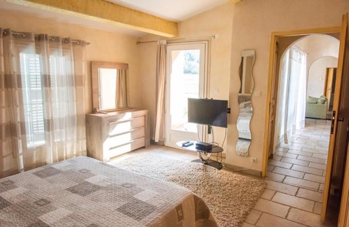 Le Thoronet Bed & Breakfast | Chateau de Sainte Croix