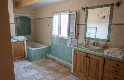 Le Thoronet Bed & Breakfast | Chateau de Sainte Croix