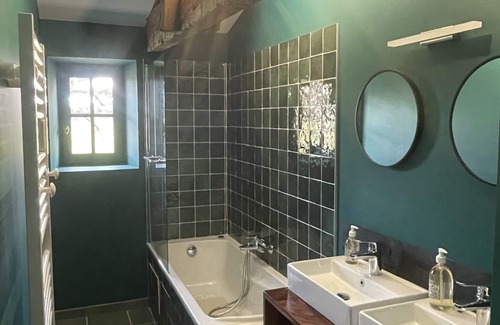 Lugon-et-l'ile-du-Carney Bed & Breakfast | Chateau de La Vieille Chapelle