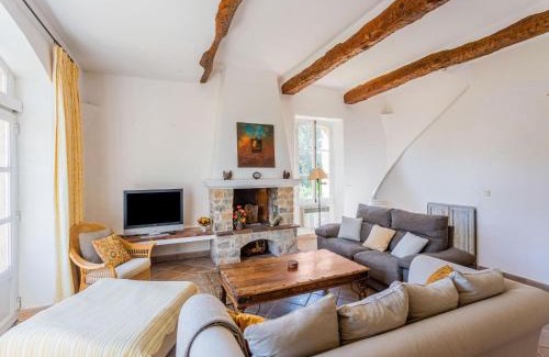 Lorgues House | Chateau in Lorgues with Pool & Vineyard Views