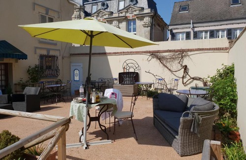 Vervins Hotel | Chateau La Tour Du Roy