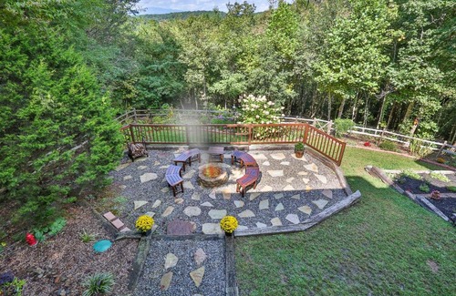 Mineral Bluff House | Chateau Relaxeau Breathtaking Spacious Mountain Home on Paved Road