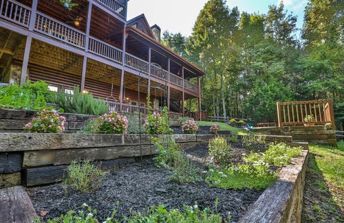 Mineral Bluff House | Chateau Relaxeau Breathtaking Spacious Mountain Home on Paved Road