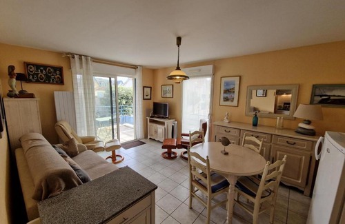 Quartier du Casino Apartment | Chatelaillon-Plage Centre-Ville: Apt 4 pers, balcon, parking, piscine, wifi - FR-1-706-21