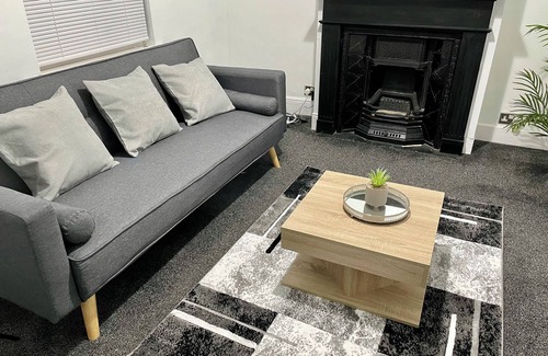 Chatham House | Chatham cosy 3 bedroom with free WiFi & parking
