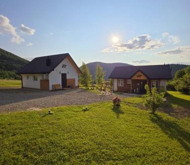 Uscie Gorlickie Resort | Chatka Niedźwiadka domki w górach z sauną i jacuzzi Beskid Niski