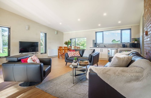 Balnarring Cottage | Chatsworth Park Cottage by Ready Set Stay - Spacious and full linen and towels