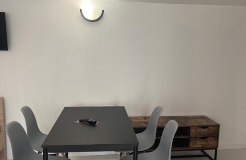 Palaiseau Apartment | Chaudari Guest House