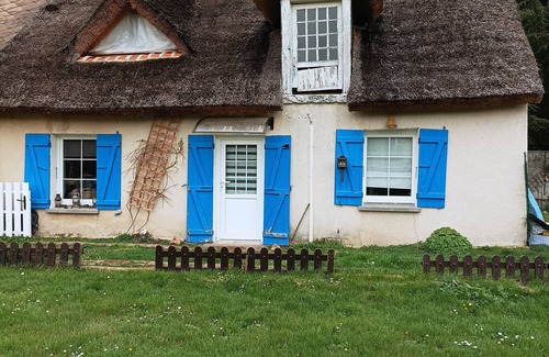 Donnemain-Saint-Mames House | Chaumière Avec sa Toiture en Chaume
