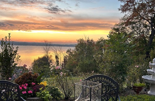 Niobe Apartment | Chautauqua 2 BR Lakefront Apartment