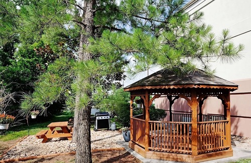 Ashley Oaks House | Check out East Tennessee History Center! 2 Family-friendly Units W/Kitchens!