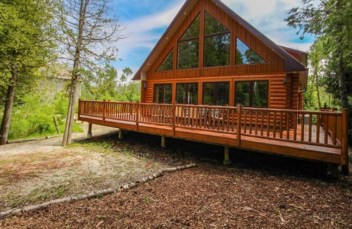 Tobermory Cottage | Check out The Bon Voyage Cottage right near the famous clear water of Tobermory.