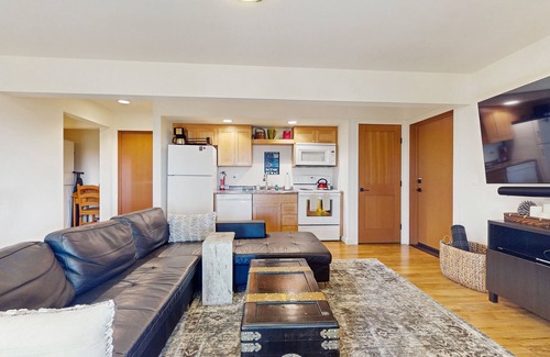 Rosario House | Cheerful 1-Bedroom Getaway on Orcas Island — Forest Retreat with Sound Views