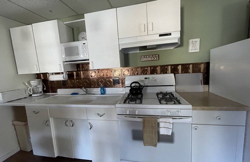 Old Forge Cottage | Cheerful 1-Bedroom with king size bed. Close to everything!