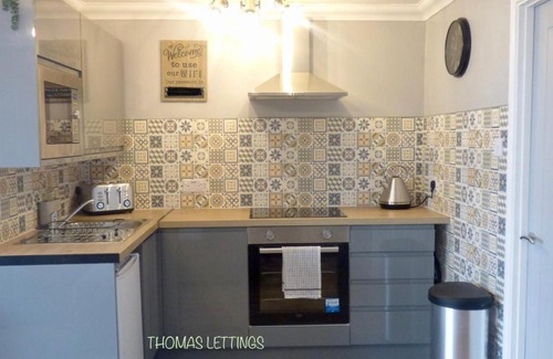 Great Yarmouth Ski Chalet | Cheerful 2 Bed Holiday Chalet with Gated Decking