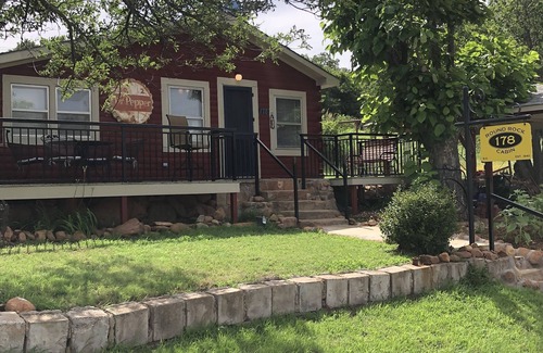 Medicine Park Cabin | Cheerful 2 bedroom cabin in beautiful Medicine Park!