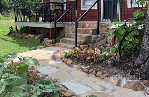 Medicine Park Cabin | Cheerful 2 bedroom cabin in beautiful Medicine Park!