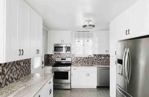 Wheaton House | Cheerful 2 bedroom 1 bath Home Near Wheaton Metro