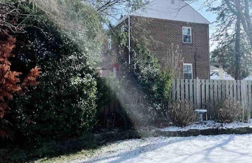 Wheaton House | Cheerful 2 bedroom 1 bath Home Near Wheaton Metro