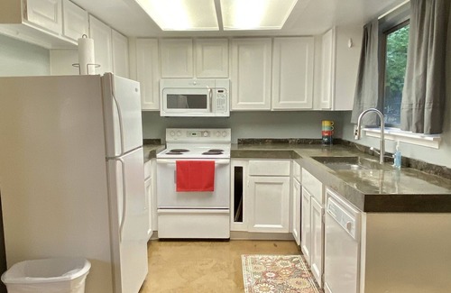 Collister House | Cheerful 2 bedroom Best Value in NW Boise; 10 min to downtown
