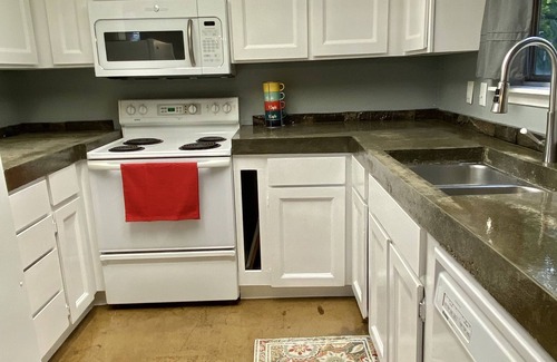 Collister House | Cheerful 2 bedroom Best Value in NW Boise; 10 min to downtown