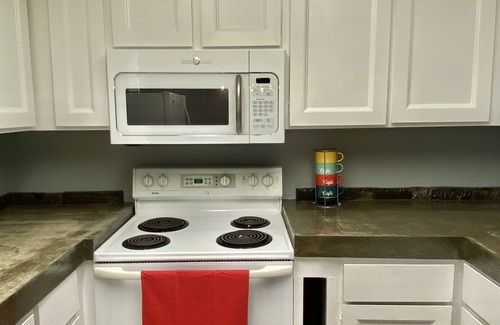 Collister House | Cheerful 2 bedroom Best Value in NW Boise; 10 min to downtown