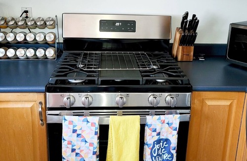 Inner Harbour House | Cheerful 2 bedroom downtown house with parking