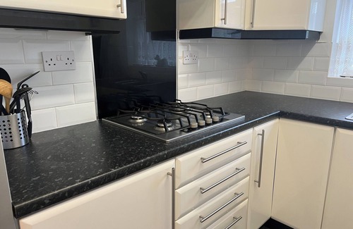 Liverpool House | Cheerful 2 Bedroom Home with Off-road parking