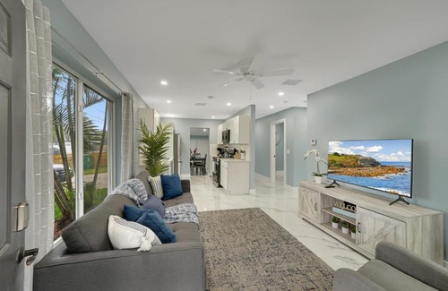 Davie House | Cheerful 2 Bedroom Lakehouse Home Woffice Space