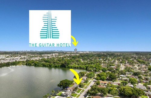 Davie House | Cheerful 2 Bedroom Lakehouse Home Woffice Space
