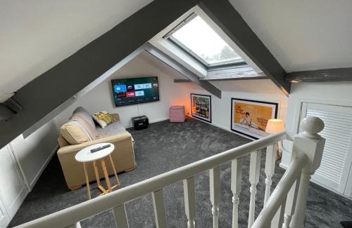 Pembroke Dock House | Cheerful 2 Bedroom Townhouse with Cinema Loft