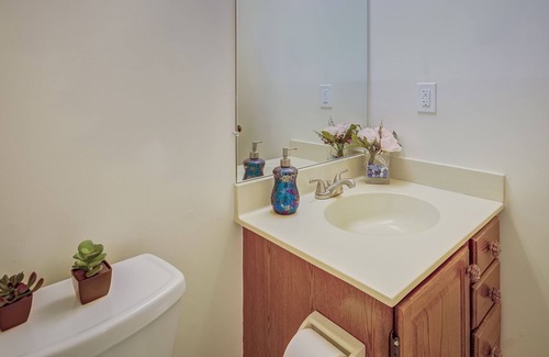 Lake Ridge House | Cheerful 3 bedroom 2.5 bath king bed