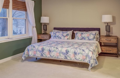 Lake Ridge House | Cheerful 3 bedroom 2.5 bath king bed