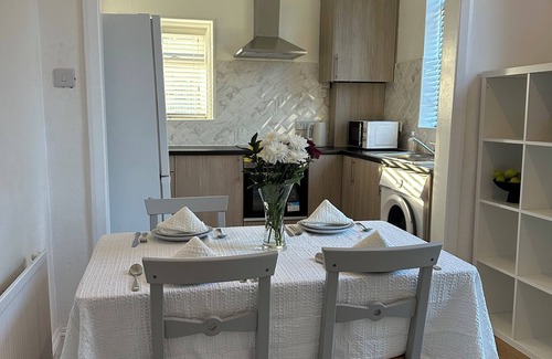 Canning Town Apartment | Cheerful 3-bedroom apartment in fabulous London