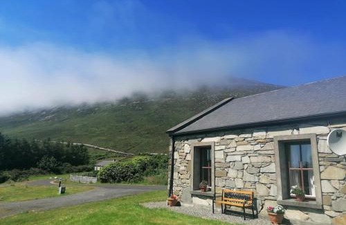Achill Island House | Cheerful 3 bedroom cottage with open fire
