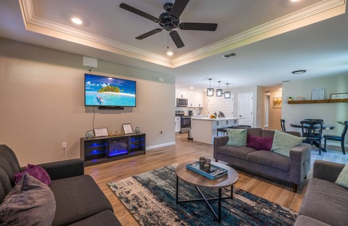 Lakeland House | Cheerful 3 bedroom home with pool + grill