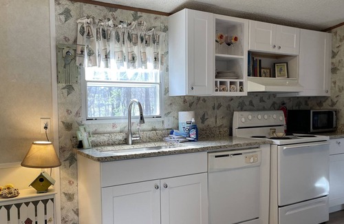 Tryon House | Cheerful 3 bedroom home close to TIEC and more!