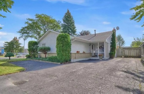 White Oaks House | Cheerful 3-bedroom home >near mall, bus, 401 + DT