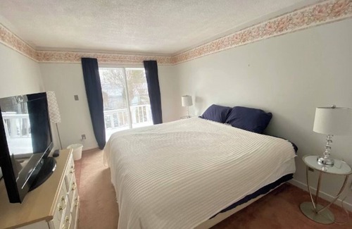 White Oaks House | Cheerful 3-bedroom home >near mall, bus, 401 + DT