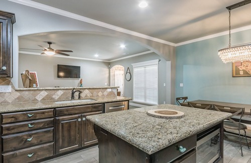 Canyon House | Cheerful 3-Bedroom Home w King Bed, Fireplace, W/D, 10 min from Palo Duro Canyon