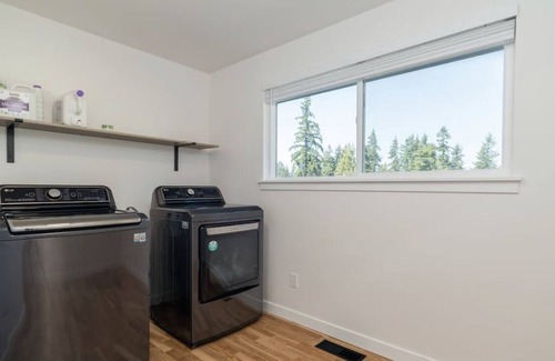 Picnic Point-North Lynnwood House | Cheerful 3 bedroom house with large backyard